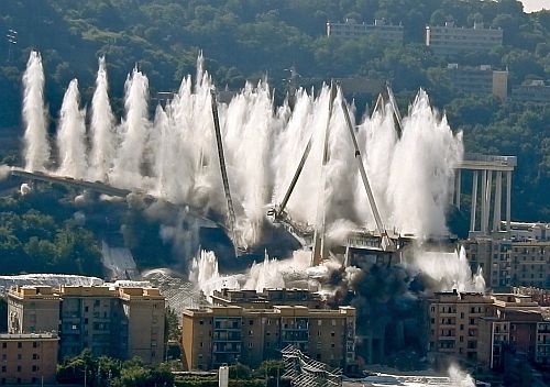 IN 6 SECONDI CANCELLATO IL PONTE MORANDI